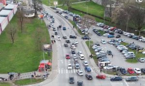 Sudar u centru Banjaluke: Dijelovi auta rasuti po putu