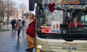 Posebna vožnja u Banjaluci: U autobusu sa Svetim Nikolom, Djedom Mrazom i gradonačelnikom FOTO