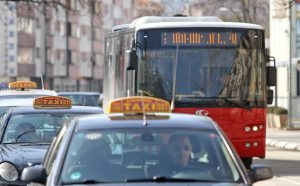 “Žao nam je, nema slobodnih vozila”: Taksisti čekaju dozvolu za rad, a Banjalučani prevoz