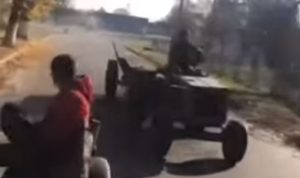 Više sreće nego pameti! Preticanje traktorom umalo ga koštalo života VIDEO