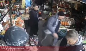 Usred bijela dana: Muškarac pretukao ženu na pijaci VIDEO