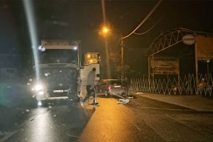 Udes kod “Kosmosa” u Banjaluci: Vozač automobila povrijeđen u sudaru s kamionom