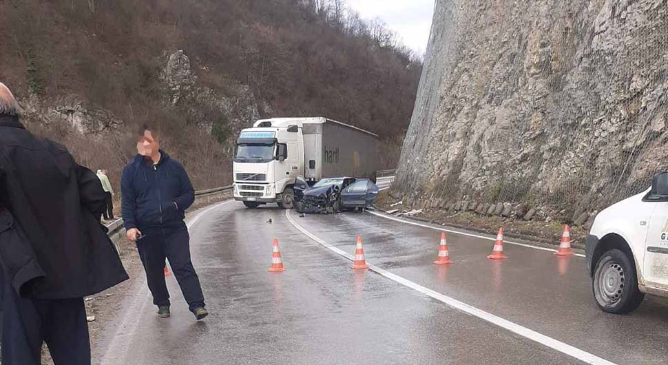 Stravična nesreća: Auto podletio pod kamion