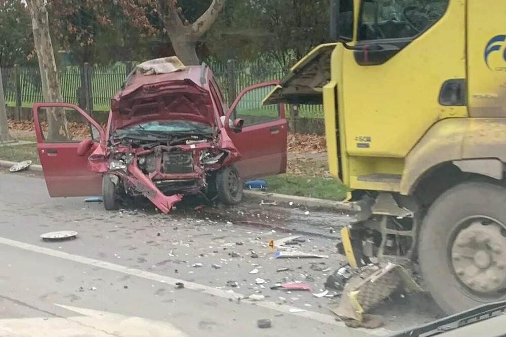 Teška saobraćajka: Sudar kamiona i automobila FOTO
