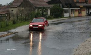 Zbog izlivanja vode na put: Otežan saobraćaj kod Prijedora i Novog Grada