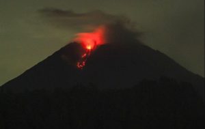 Indonezija: Počela evakuacija stanovnika zbog erupcije vulkana na Јavi VIDEO