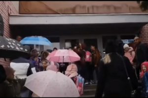 Roditelji bijesni zbog odluke direktora: Kisnu i smrzavaju se ispred škole dok ne zvoni