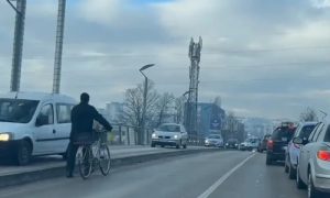 Banjalučka auto formula za gužvu: Kad ne može po putu, može po trotoaru VIDEO