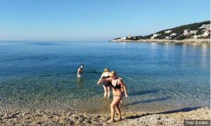 Januarsko kupanje u Baru: Topli dani za novogodišnje praznike