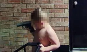 Uperio ga u komšiju: Dječak u pelenama mahao pištoljem ispred stana VIDEO