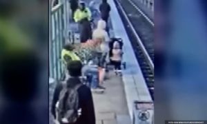 Prolaznik spasio dijete: Žena gurnula djevojčicu (3) na šine VIDEO