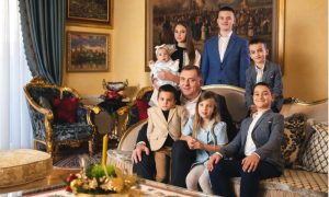 Predsjednik Srpske sa najbližima: Badnje veče da donese ljubav, sreću i mir