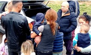 Obradovao najmlađe: Hasan Dudić podijelio paketiće za romsku djecu u Bijeljini
