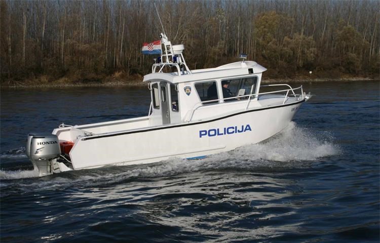 Policajac iz Rijeke postao heroj: Skočio u more da izbavi muškarca