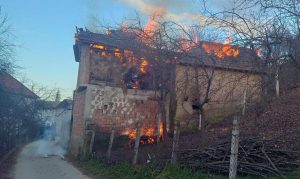Incident u selu na Kosmetu: Srpskom domaćinu izgorjela štala sa oko 3.000 bala