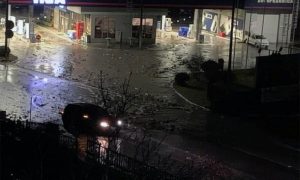 Izlile se oborinske vode: Centar Konjica preplavljen, saobraćaj otežan