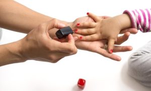 Bočice pune hemikalija: Treba li maloj djeci dozvoliti da lakiraju nokte