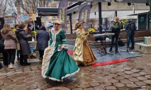 Mimoze, muzika i ples uljepšali Trg Krajine: Poziv Banjalučanima da posjete Herceg Novi FOTO/VIDEO