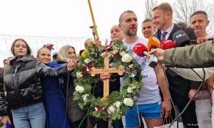 Ušao u nabujali Vrbas: Samo jedan Banjalučanin plivao za Časni krst FOTO