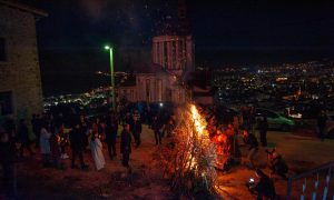 Vjernici se okupili: Mostarci u velikom broju na molitvama i paljenju badnjaka