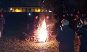 Najavljen sutrašnji Božić: U crkvi Svete Trojice u Banjaluci obavljeno nalaganje badnjaka