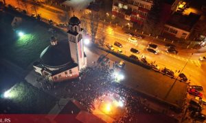 Nalaganje badnjaka: Banjalučani se okupili kod crkve na Rebrovcu