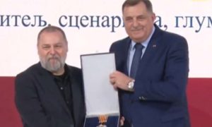 Orden časti sa zlatnim zracima: Odlikovan reditelj Nikola Kolja Pejaković