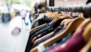 “Sale nije ovdje, ovdje je rasprodaja”: Prodavnica odjeće privukla pažnju FOTO