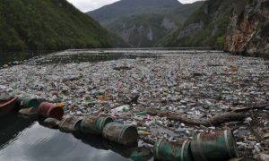 Ljudski nemar: Tone smeća i otpada plutaju Drinom kod Višegrada