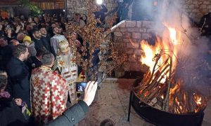 Okupio se veliki broj vjernika: Nalaganje badnjaka u Staroj crkvi u Sarajevu