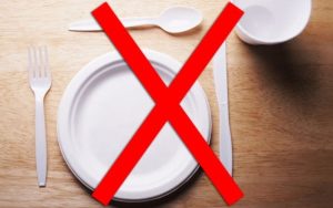 Zabrana plastičnog pribora za jelo, tanjira i poslužavnika
