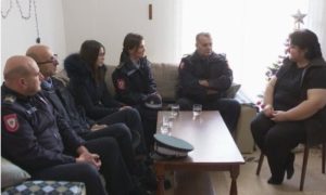 Humani policajci iz Kozluka: Obradovali samohranu majku za Božić VIDEO