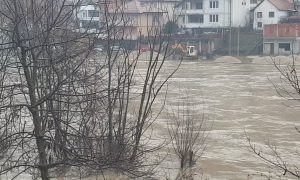 Detalji tragedije: Otac i sin skočili u rijeku da spase komšiju, dvojicu odnijela voda