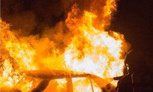 Automobil u potpunosti “progutala” vatra: Piroman iz Kotor Varoša “u rukama” zakona
