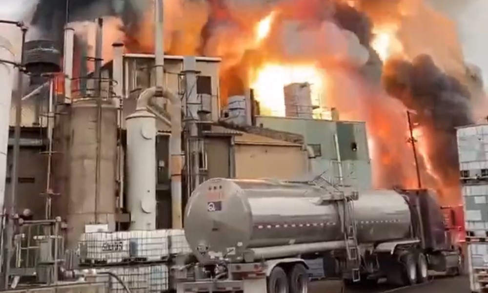 Prouzrokovao ogromnu štetu: Veliki požar u fabrici hemikalija VIDEO