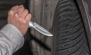 Građani upozoreni: Vandal buši gume na automobilima