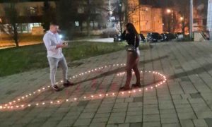 Romantičan trenutak: Dervenćanin zaprosio djevojku na Trgu uz vatromet FOTO