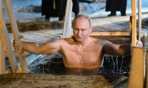 Tradicionalno kupanje: Putin ušao u ledenu vodu povodom Bogojavljenja