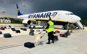 Avion kompanije Rajaner prinudno sletio u Atinu zbog dojave o bombi