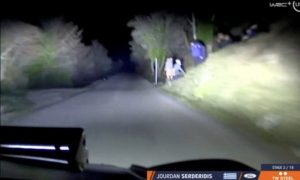 Uzbuđenja na čuvenom reliju: Autom naletio na seks akciju VIDEO