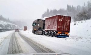 Auto-put zameten, brojne nesreće: Snijeg napravio haos u Hrvatskoj VIDEO