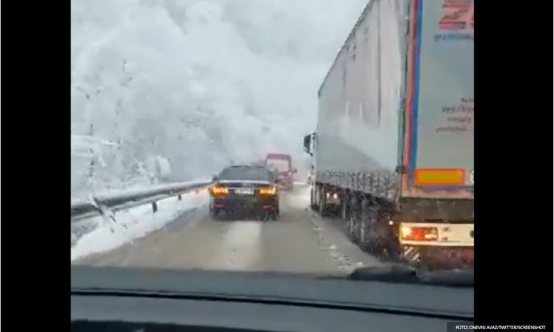 Pao prvi snijeg i napravio problem: Kamioni zapeli, stvorile se velike gužve VIDEO