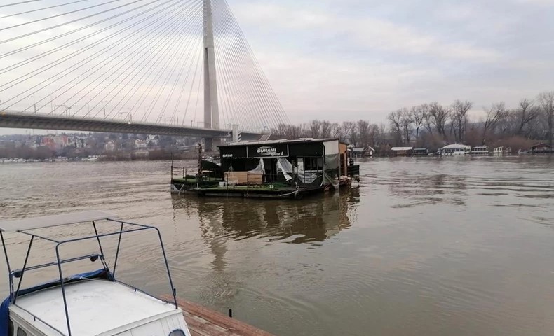 Otkačio se: Poslije Fristajlera još jedan incident sa splavom na Savi FOTO