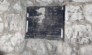 Ponavlja se: Opet oštećena spomen-ploča na Vracama