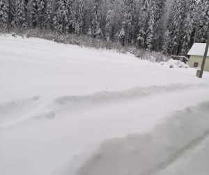 Zbog obilnih snježnih padavina i dalje neprohodan put od Drvara