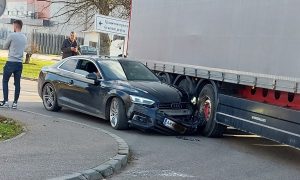 “Audi” slupan: Sudar auta i kamiona kod graničnog prelaza Gradiška
