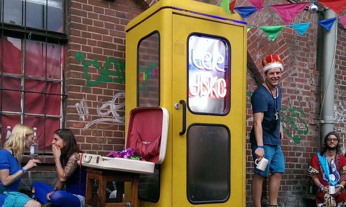 Može da stane samo troje ljudi: Ovo je najmanja diskoteka na svijetu VIDEO