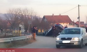 Nesreća na putu Prijedor-Banjaluka: Autom probio bankinu i sletio u kanal