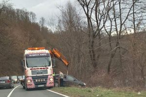 Nesreća na putu Banjaluka – Čelinac: Vozilo sletilo u korito Vrbanje