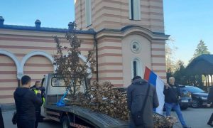 Obilježavanje Badnjeg dana u Banjaluci: Badnjak stigao u crkvu Svete Trojice VIDEO